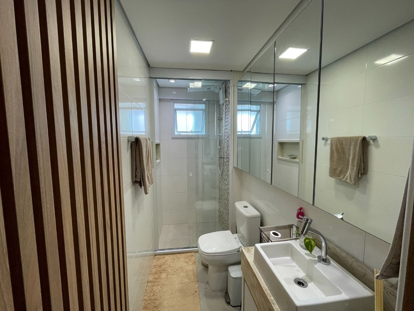 Apartamento 1 suíte com closet, 1 vaga demarcada, Embaré, Santos