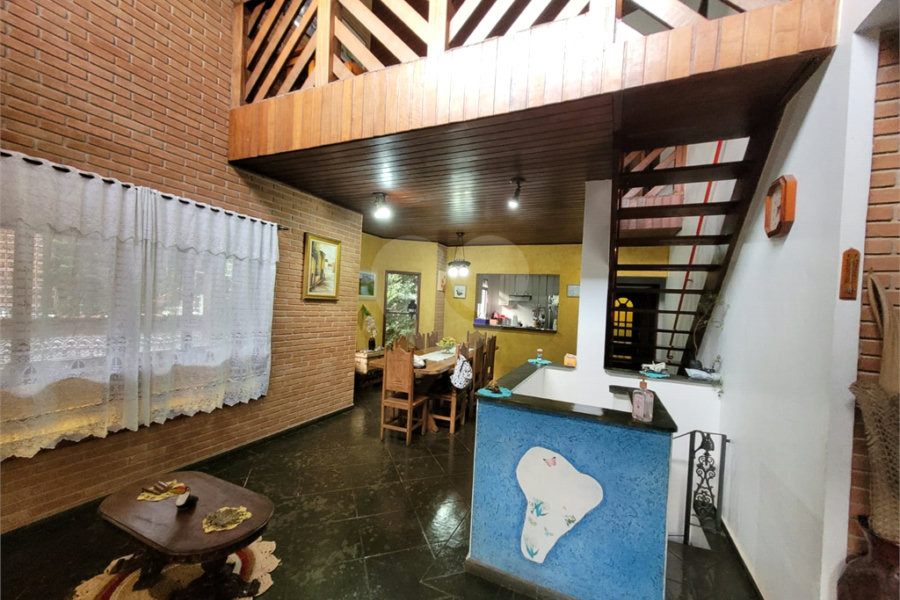 Sobrado à venda com 4 quartos, sendo 2 suítes, em Serra da Cantareira, Mairiporã, SP