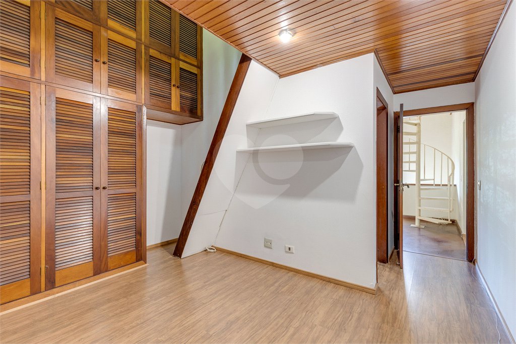 Casa à venda com 5 quartos, sendo 3 suítes, no condomínio Granja do Morumbi, São Paulo - SP
