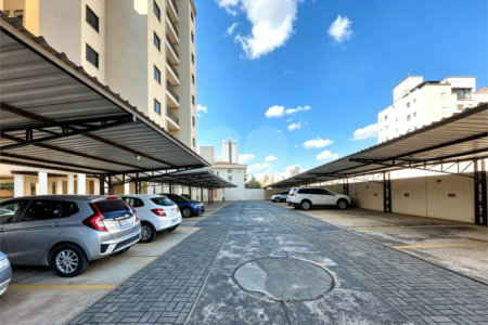 Apartamento á venda no centro com dois dormitórios e sacada.
