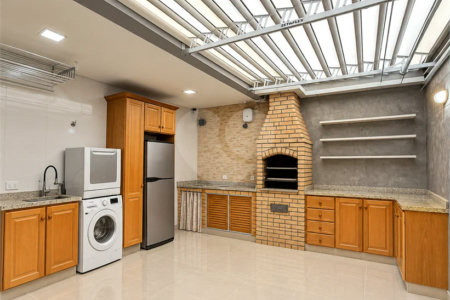 Sobrado geminado com 185 m², 3 suítes, closet, 4 vagas, área gourmet, sótão, energia solar, aquecimento de água e sistema completo de segurança.