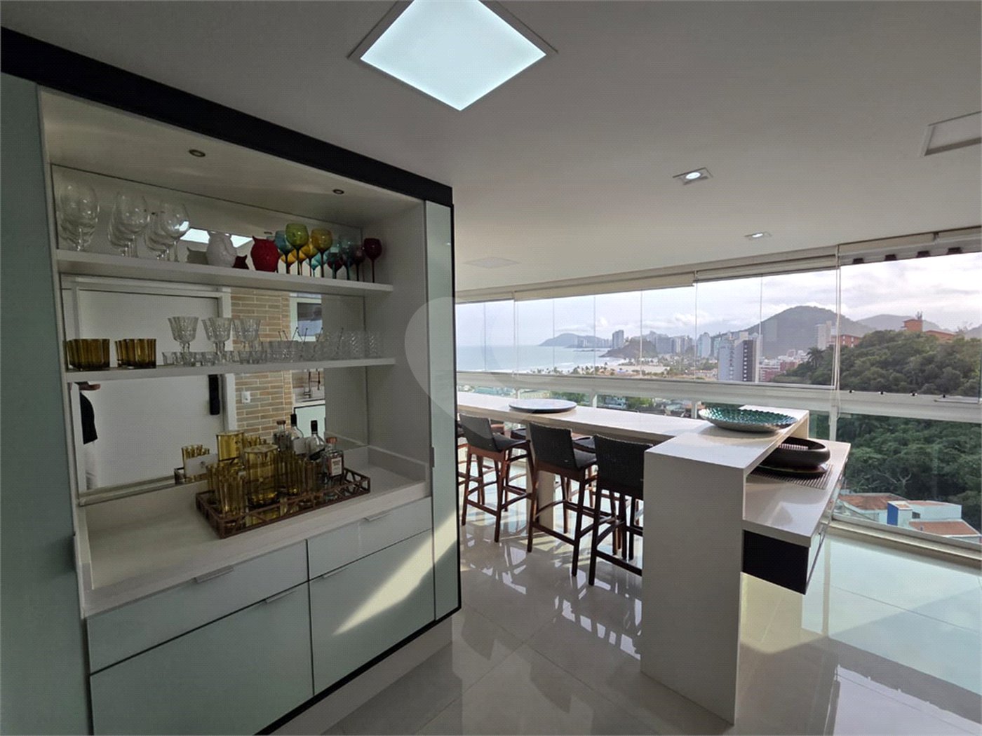 Apartamento à venda com 4 quartos, sendo 2 suítes, em Enseada, Guarujá, SP