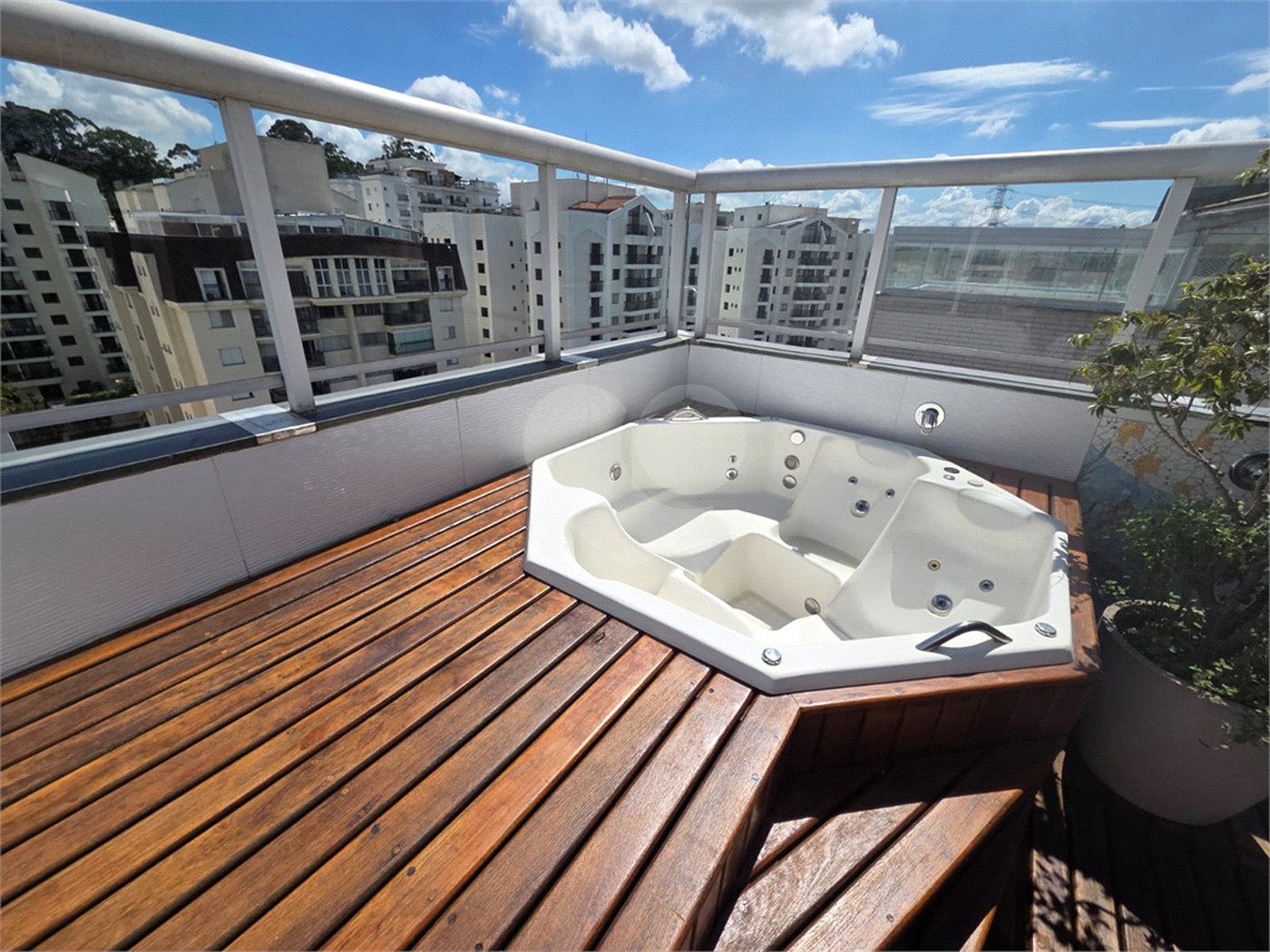 Cobertura à venda com 3 quartos, sendo 1 suíte,  em Cidade São Francisco, São Paulo, SP