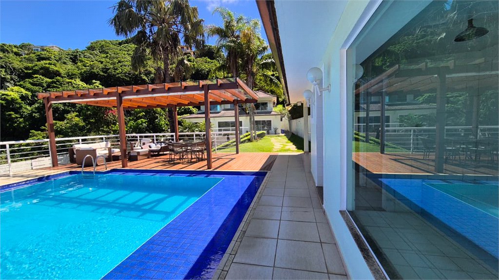 Casa à venda com 6 quartos, sendo 4 suítes, em Ferradura, Armação dos Búzios, RJ