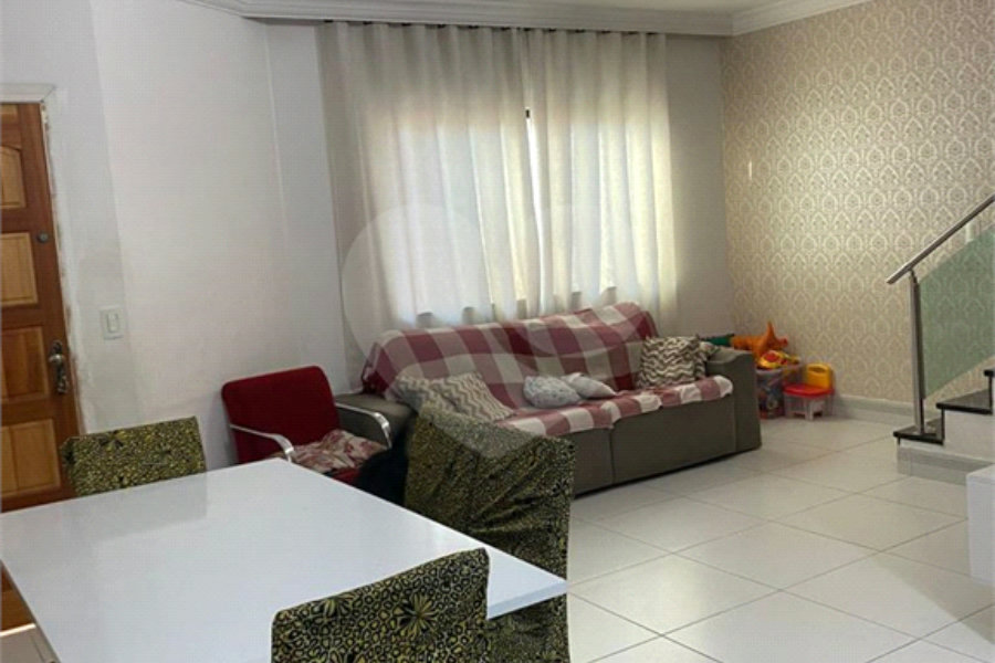 Casa à venda com 3 quartos, sendo 2 suítes, no condomínio Ibarra, São Paulo - SP