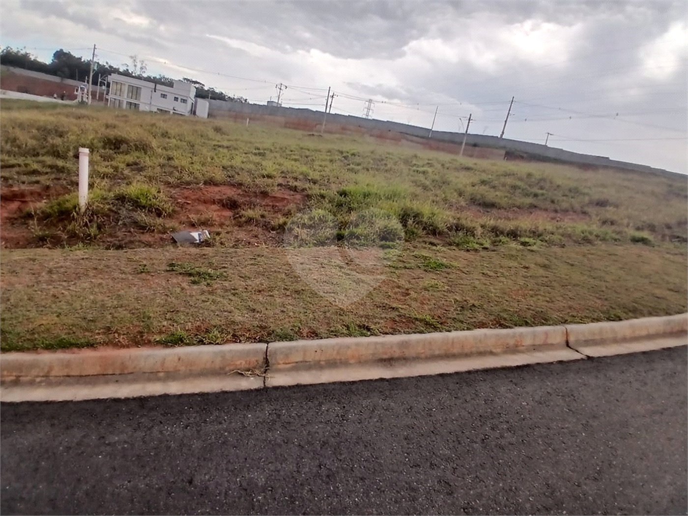 Lote com 376 m² à Venda em Condomínio Fechado