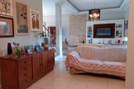 Casa à venda com 4 quartos, sendo 2 suítes, no condomínio Fazendinha Chácara Vale do Rio Cotia, Carapicuíba - SP