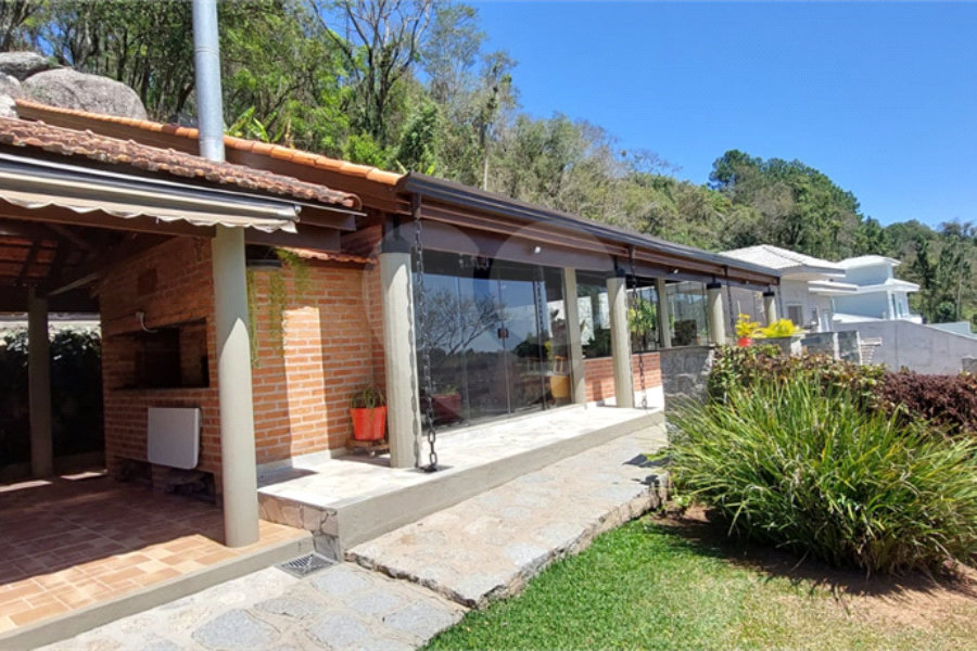 Casa à venda com 3 quartos, sendo 2 suítes, no condomínio Alpes de Caieiras, Caieiras - SP