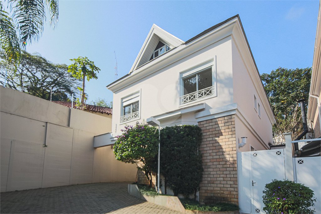 Casa à venda com 4 quartos, sendo 2 suítes, no condomínio Bristol Village, São Paulo - SP