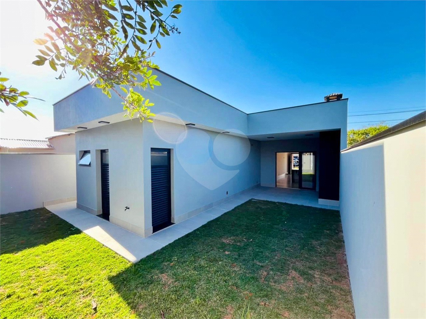 Casa à venda com 3 quartos, sendo 1 suíte,  no condomínio Cerejeiras, Araçoiaba da Serra - SP