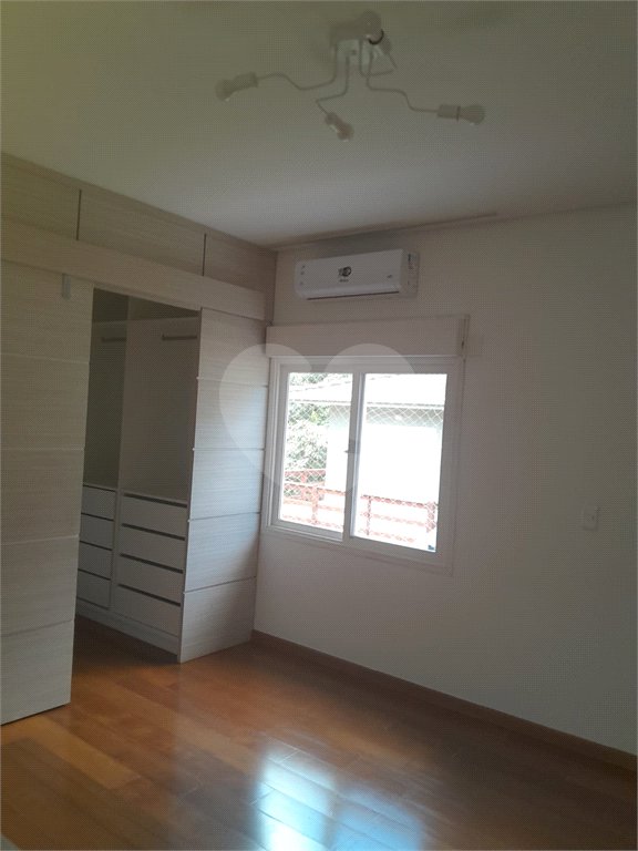 Casa à venda ou para alugar com 4 suítes em Chácaras São Carlos, Cotia, SP