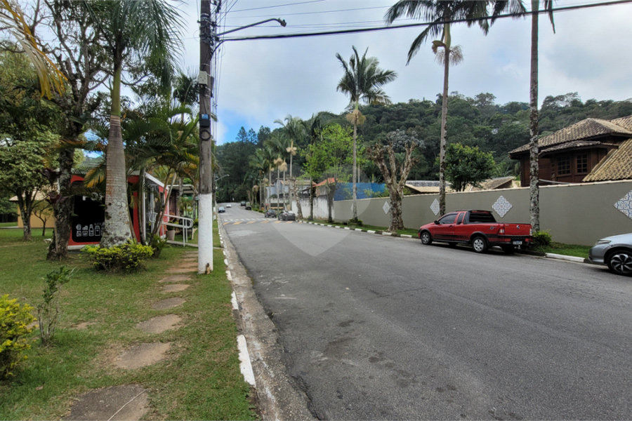 Casa à venda com 4 quartos, sendo 1 suíte, no condomínio Parque Suiça, Caieiras - SP