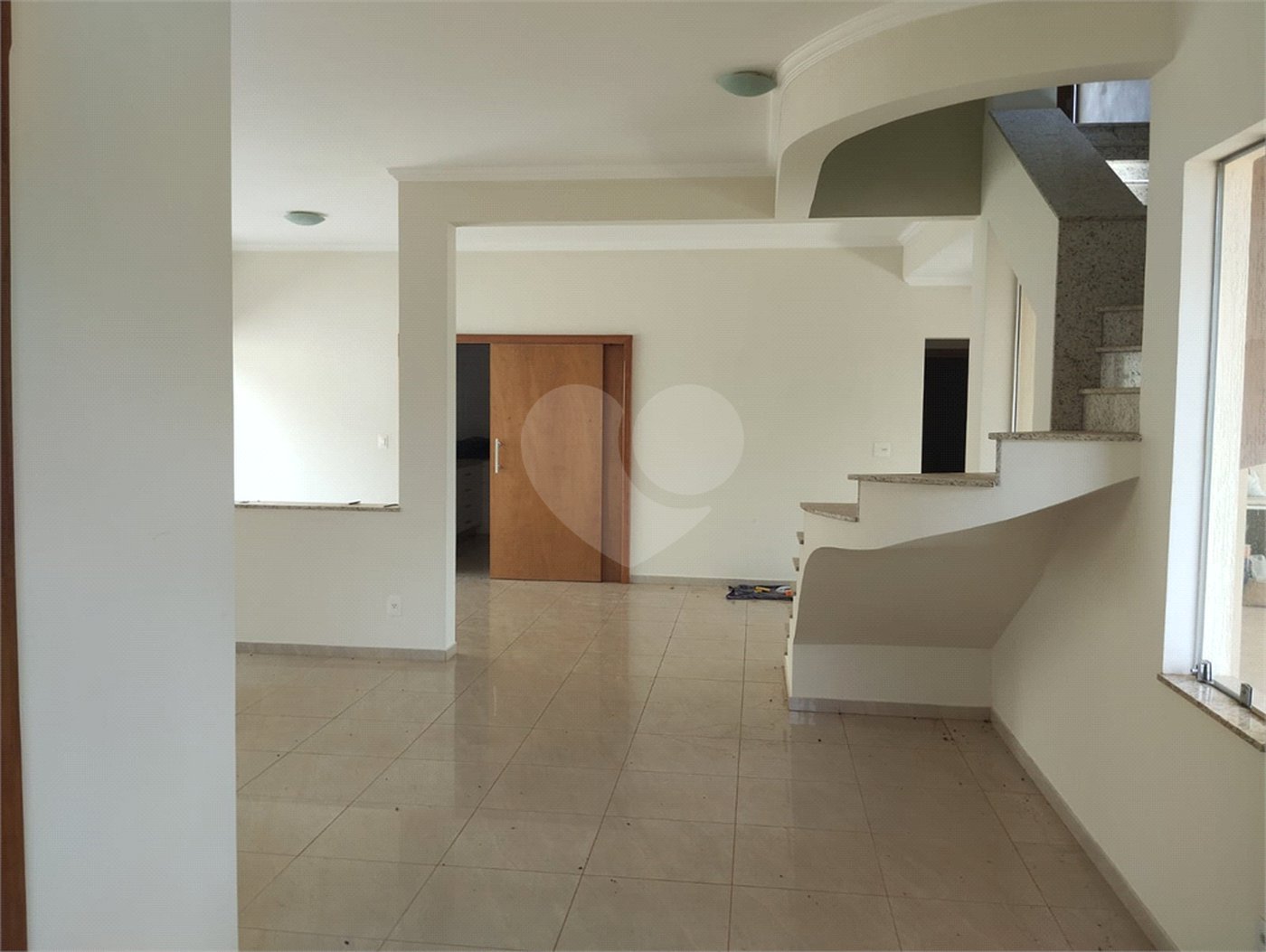 Sobrado à venda com 4 quartos, sendo 3 suítes, em Altos do Jaraguá, Araraquara, SP