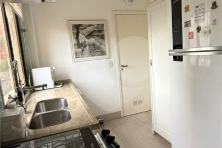 Apartamento de 130 m² com três dormitórios, sendo uma suíte, com armários embutidos, dependências de empregado e lavabo