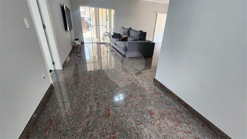 Casa à venda com 4 quartos, sendo 2 suítes, no condomínio Marambaia, Vinhedo - SP