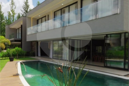 Casa à venda com 4 suítes no condomínio Figueira Garden, Atibaia - SP