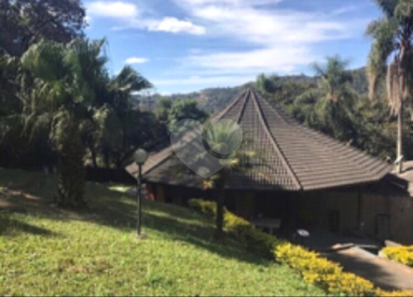 Sobrado à venda ou para alugar com 4 suítes em Serra da Cantareira, Mairiporã, SP
