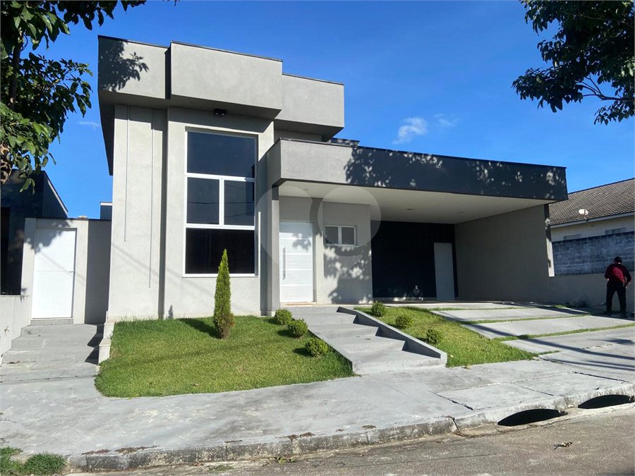 Casa à venda com 3 quartos, sendo 1 suíte,  no condomínio Terras do Vale, Caçapava - SP