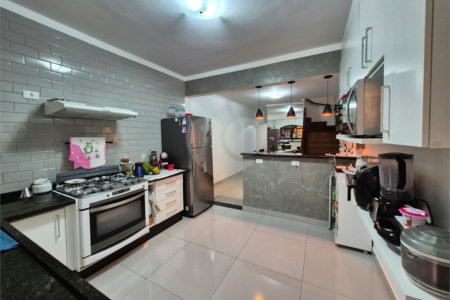 Sobrado à venda com 3 quartos, sendo 1 suíte, em Jardim Sarah, São Paulo, SP