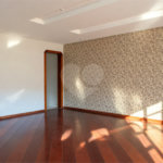Casa à venda com 6 dormitórios, 3 suítes, piscina, área gourmet, hidromassagem, lareira, varanda e 6 vagas de garagem. Conforto e lazer para toda a família!