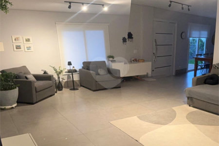 Sobrado à venda com 4 quartos, sendo 2 suítes, em Vila Santo Antônio, Cotia, SP