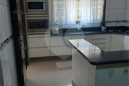 Sobrado à venda com 3 quartos, sendo 1 suíte,  em Vila Lavínia, Mogi das Cruzes, SP