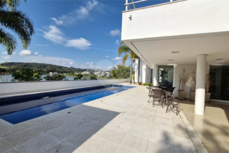 Casa à venda ou para alugar com 5 quartos, sendo 4 suítes, no condomínio Shamballa II, Atibaia - SP