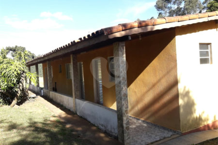 Chácara à venda com 8 quartos, sendo 3 suítes, no Centro, Toledo, MG