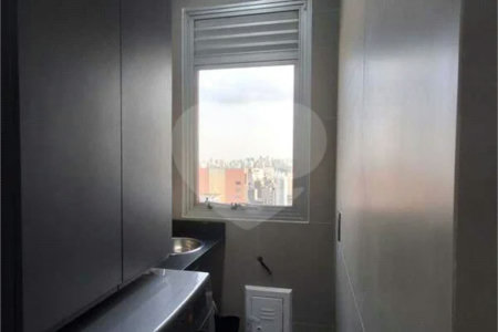 Apartamento totalmente decorado em Moema com 70 m2 , 2 quartos, 2 suítes e 2 vagas, ambientes com ar condicionado.