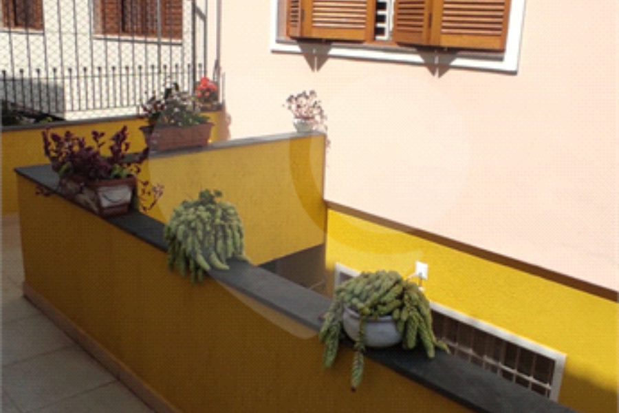 Casa à venda com 3 quartos, sendo 1 suíte,  no condomínio Residencial Vila Irmãos Arnoni, São Paulo - SP