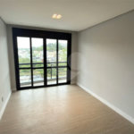 Sobrado de alto padrão no Swiss Park, totalmente reformado, com 4 suítes, piscina, elevador, espaço gourmet, 4 vagas e condomínio com lazer completo.