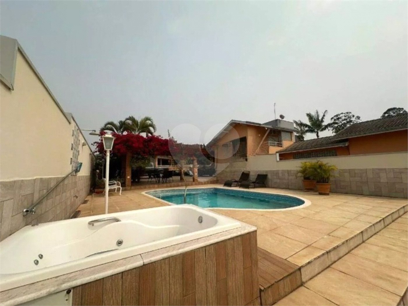 Casa à venda com 3 quartos, sendo 1 suíte, no condomínio Residencial Delle Stelle, Louveira - SP