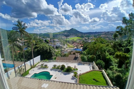 Casa à venda com 4 quartos, sendo 2 suítes, no condomínio Flamboyant, Atibaia - SP