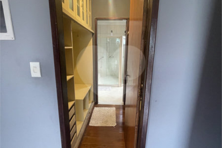 Casa à venda com 5 quartos, sendo 3 suítes, no condomínio Recanto das Palmeiras, Rio de Janeiro - RJ