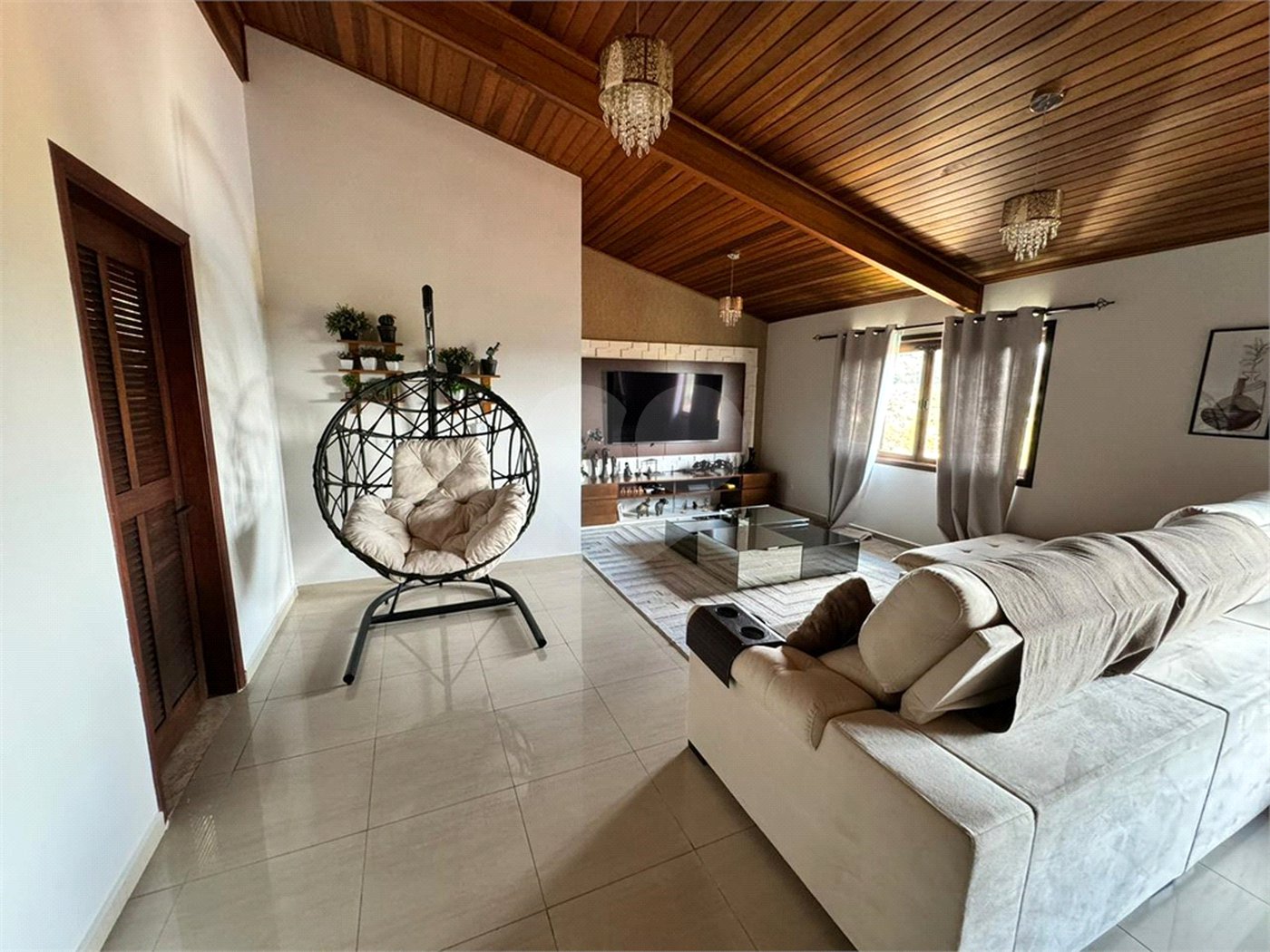 Casa à venda com 3 quartos, sendo 1 suíte, no condomínio Residencial Jardim das Flores 1510, Cotia - SP