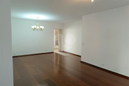 Apartamento à venda com 3 quartos, sendo 1 suíte, em Moema, São Paulo, SP