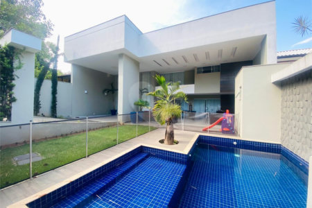 Casa à venda com 4 quartos, sendo 3 suítes, no condomínio Marc Ferez, Rio de Janeiro - RJ