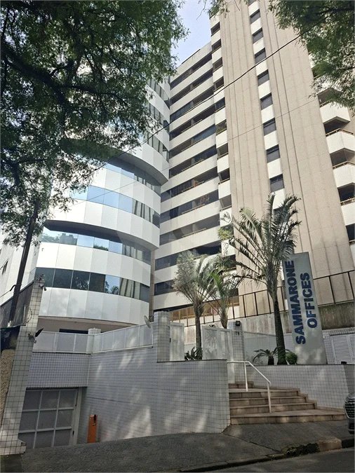 SALA COMERCIAL DE 90 M² COM 12 BAIAS, SALA DE REUNIÃO, AR-CONDICIONADO CENTRAL E 2 VAGAS!