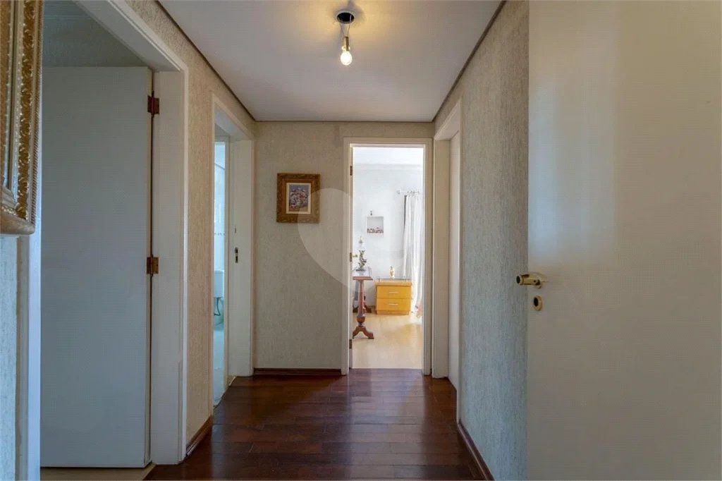 Apartamento na Vila Regente Feijó com 135m2, com 2 dorms, 1 suíte, 2 vagas. Estuda permuta.