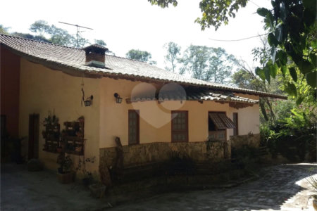 Casa à venda com 4 quartos, sendo 1 suíte, no condomínio Quinta da Cachoeira, Embu das Artes - SP