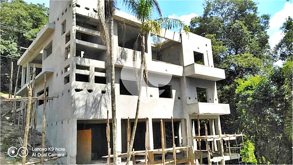 Casa à venda com 4 quartos, sendo 3 suítes, no condomínio Cantareira, Mairiporã - SP