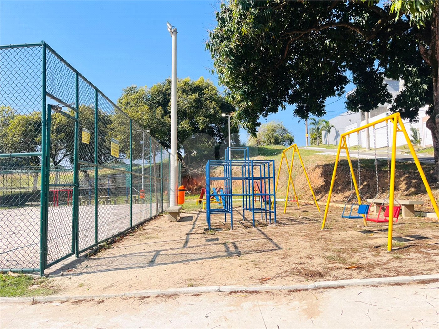 Casa à venda com 4 quartos, sendo 2 suítes, no condomínio Residencial Green Ville, Rio de Janeiro - RJ