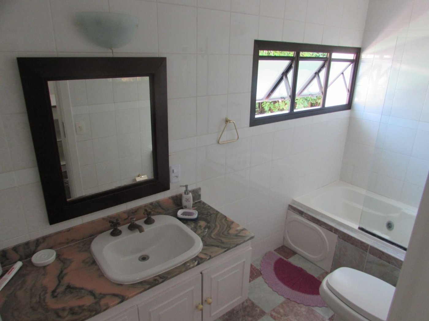 Casa de Alto Padrão com 5 Suítes e Lazer Completo– Guarujá