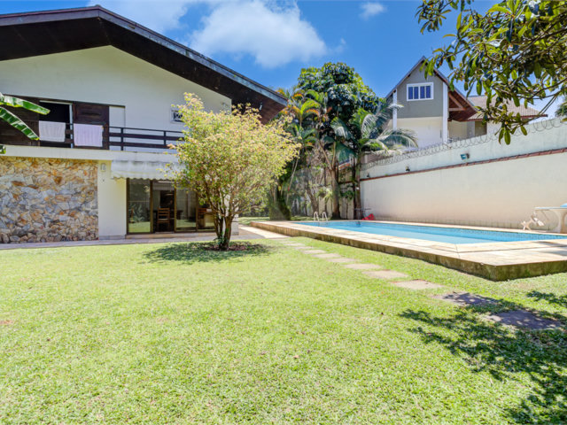 Casa Térrea à venda com 5 quartos, sendo 4 suítes,  em Interlagos, São Paulo, SP