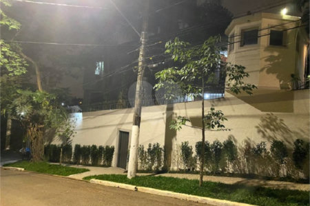 Sobrado à venda ou para alugar com 5 quartos, sendo 2 suítes, em Campo Belo, São Paulo, SP