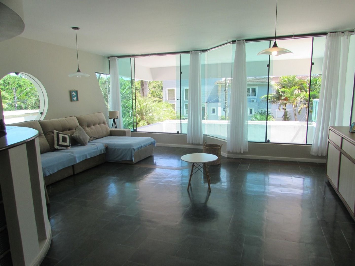 Casa de Alto Padrão com 5 Suítes e Lazer Completo– Guarujá