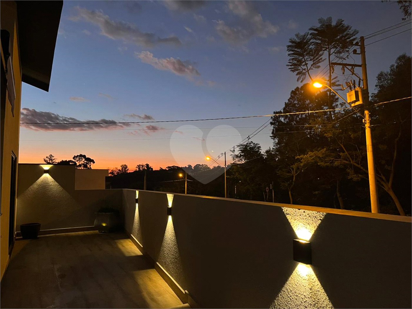 Casa à venda com 3 quartos, sendo 1 suíte, no condomínio Jardim Laguna, Indaiatuba - SP