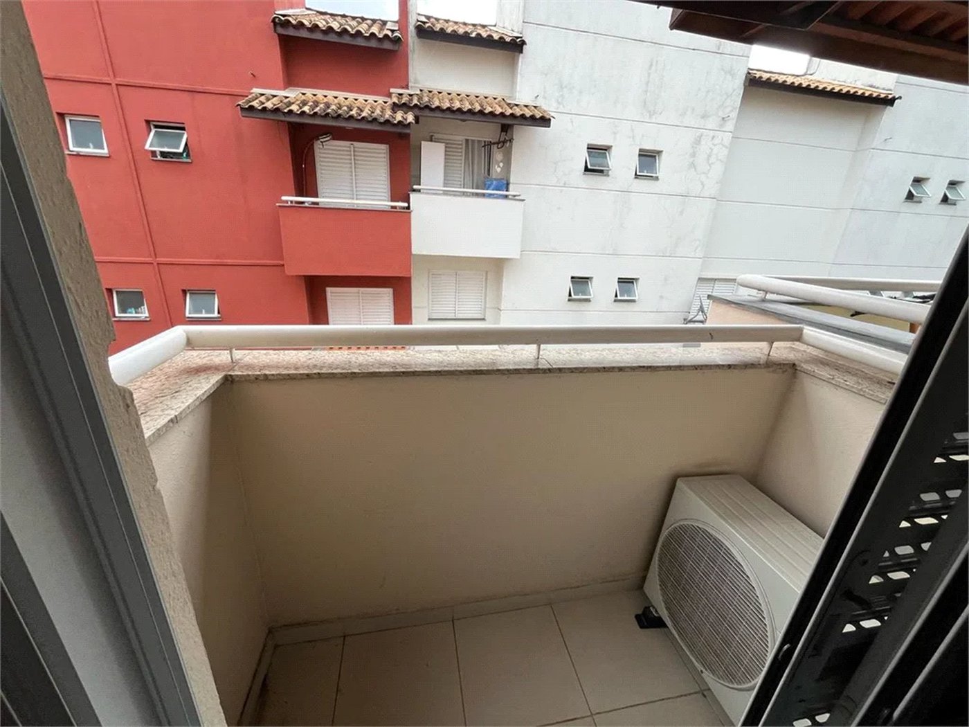 Casa à venda com 3 quartos, sendo 1 suíte, no condomínio Vila das Cores, São Paulo - SP
