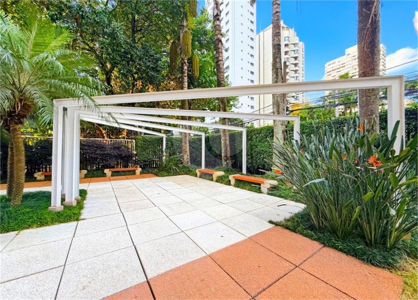 Apartamento para locação com 2 dormitórios, sendo 1 suíte com 02 vagas, totalmente climatizado nos 3 ambientes