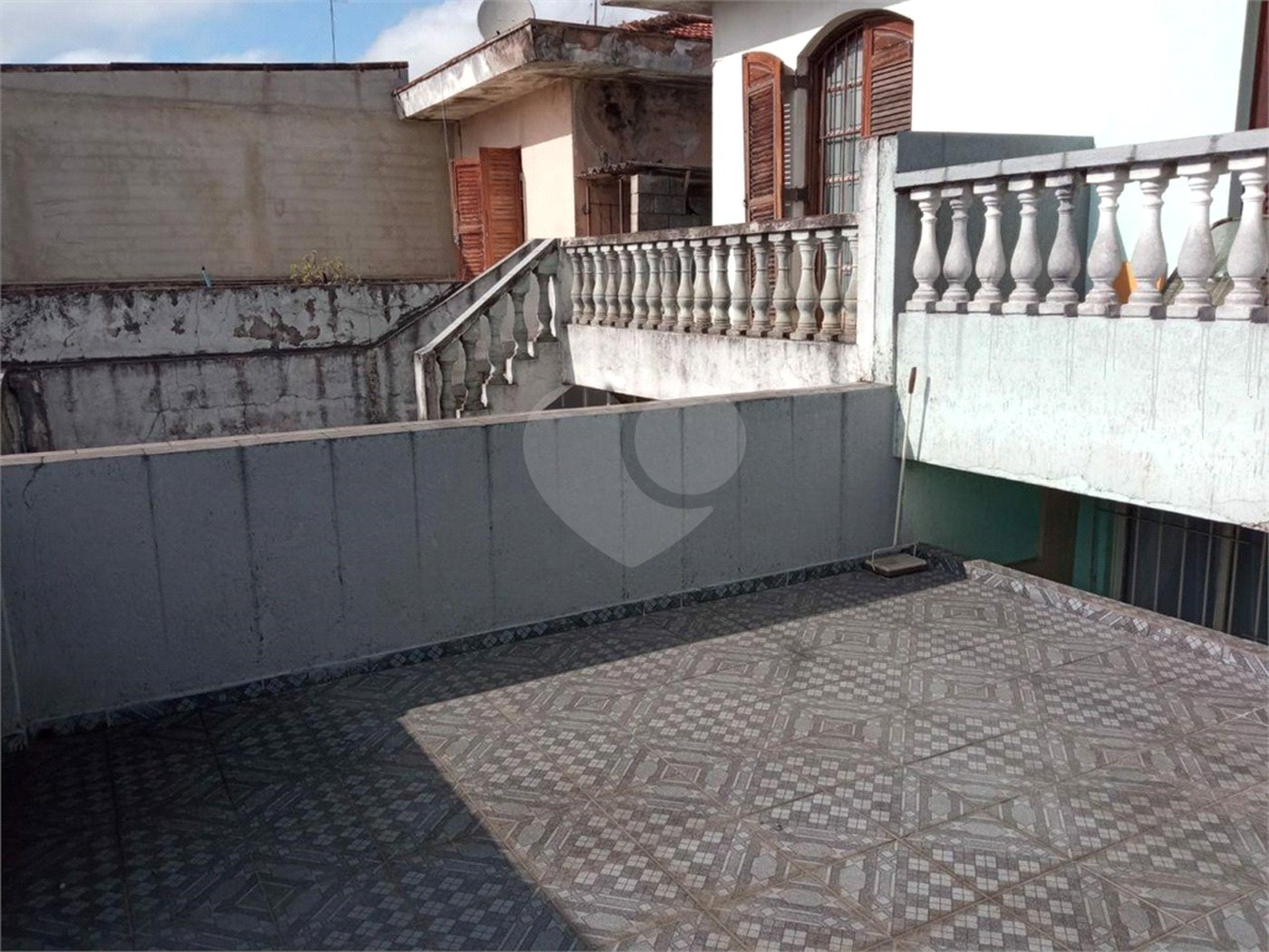 Ótimo sobrado, com amplo espaço interno (127m2), possuindo 03 dormitórios (01 suíte),
